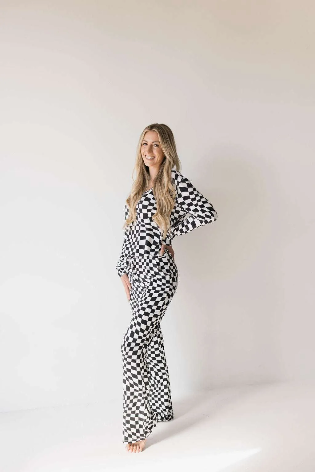 Black & White Wavy Checkerboard |