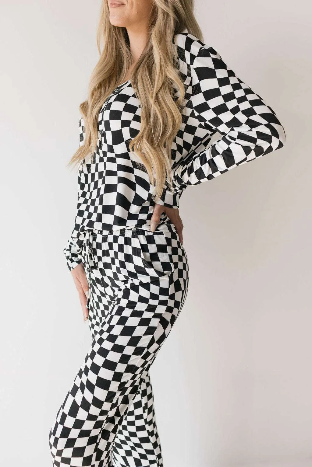 Black & White Wavy Checkerboard |