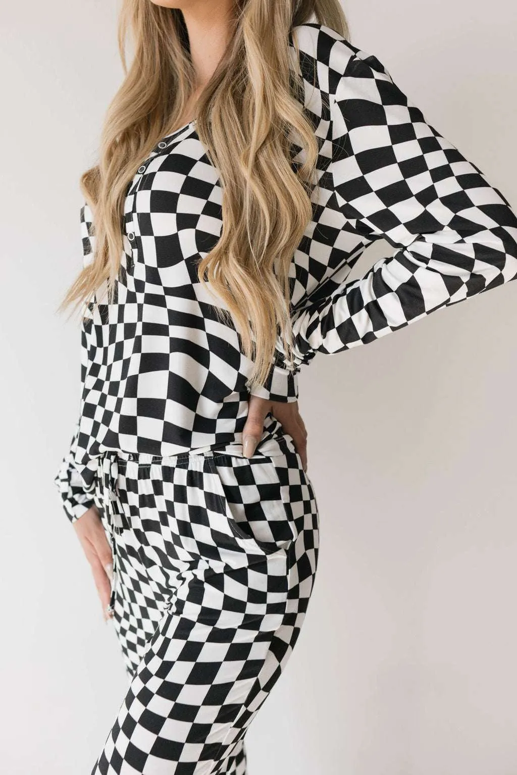 Black & White Wavy Checkerboard |