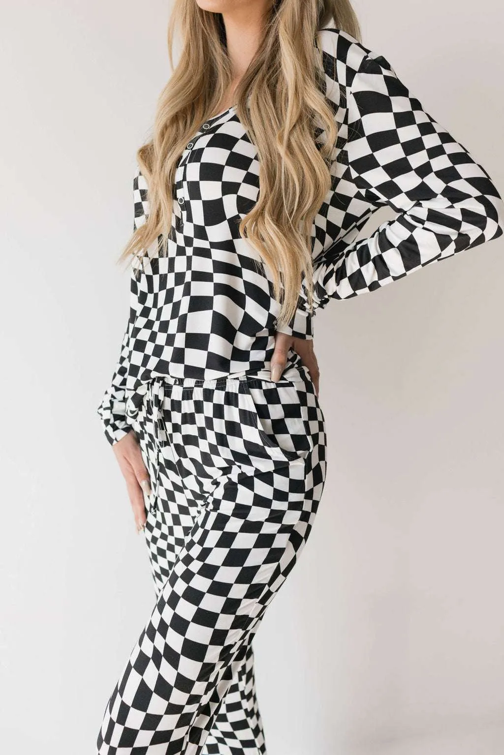 Black & White Wavy Checkerboard |