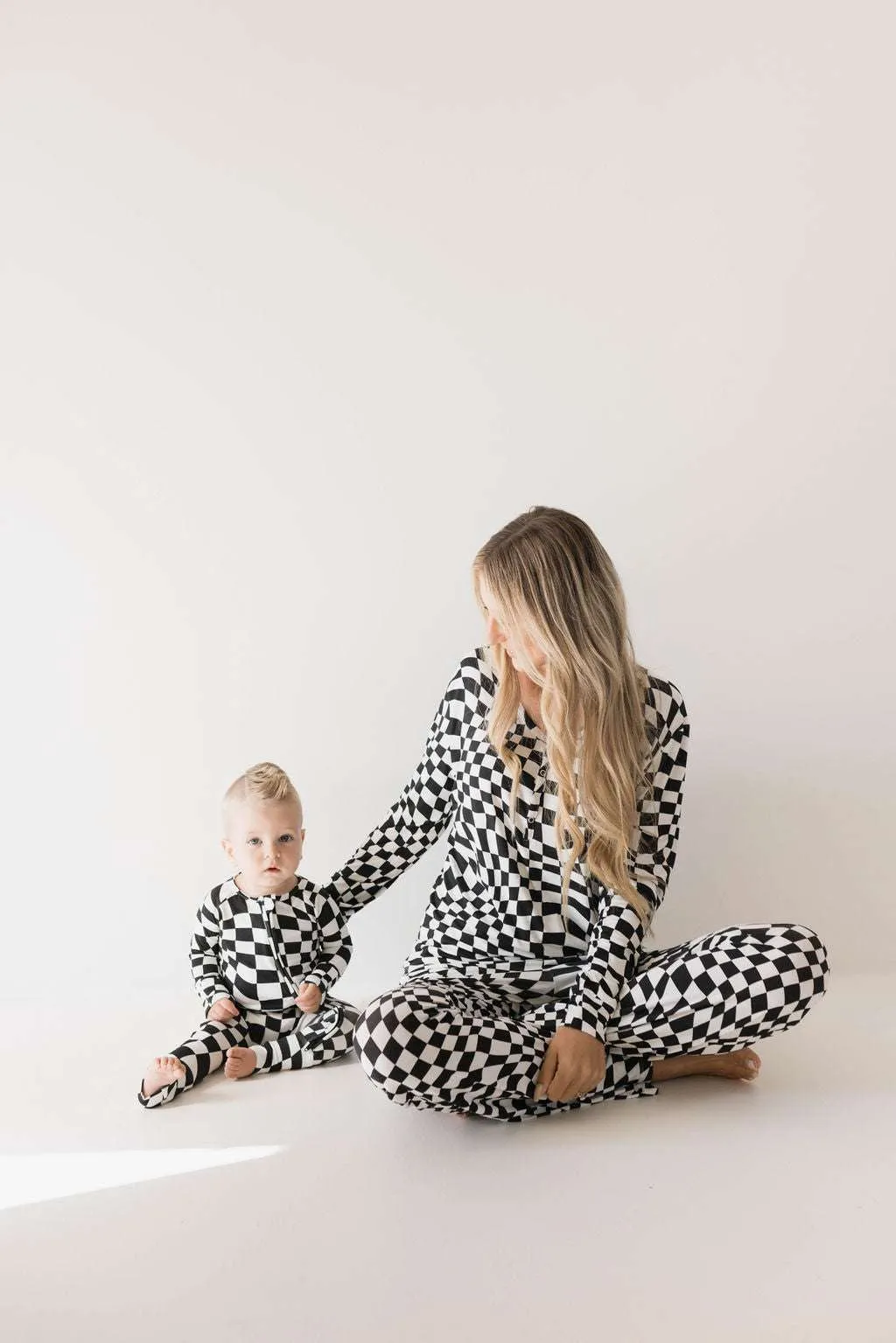 Black & White Wavy Checkerboard |