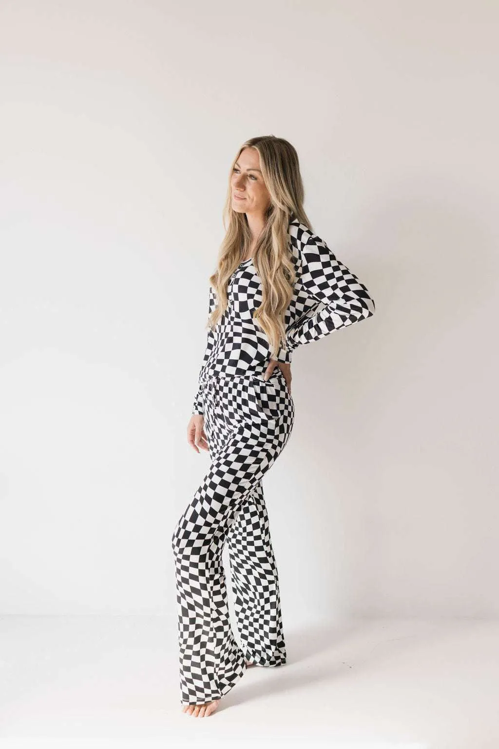 Black & White Wavy Checkerboard |