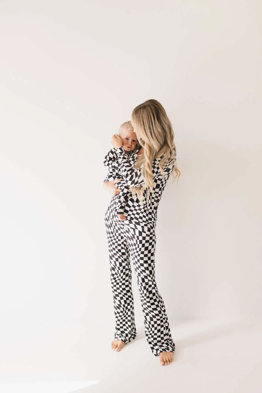 Black & White Wavy Checkerboard |