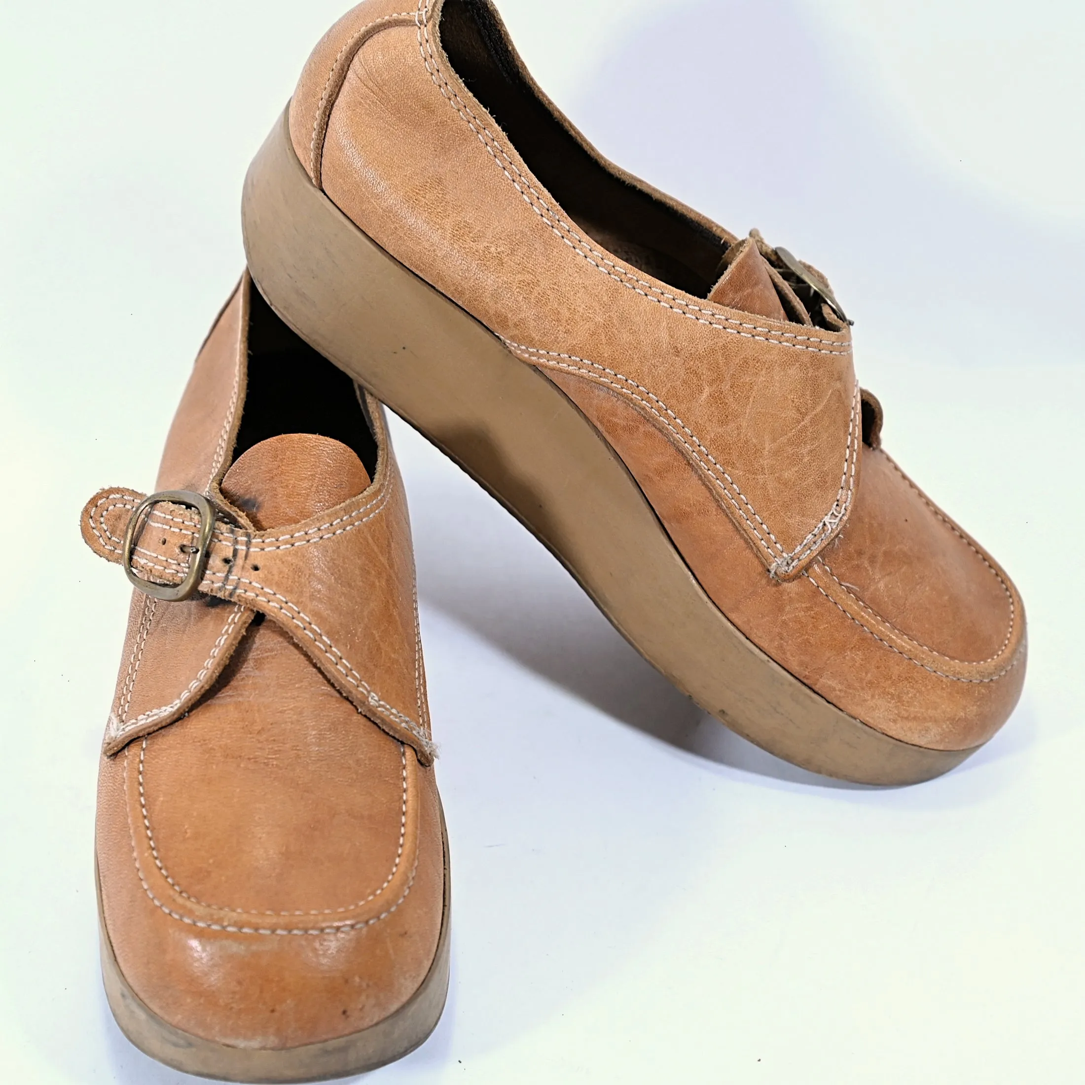 SOLD 70s Leather Fanfares Hippie Shoes 8 1/2